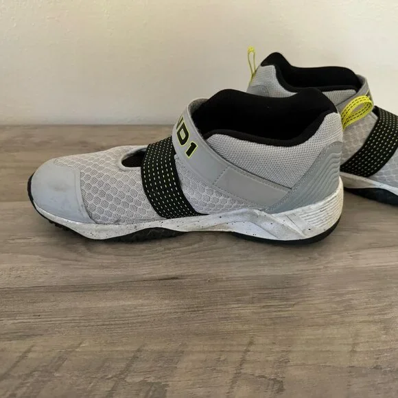 Boys AND1 Basketball Sneakers, Size 6 - Picture 3 of 5